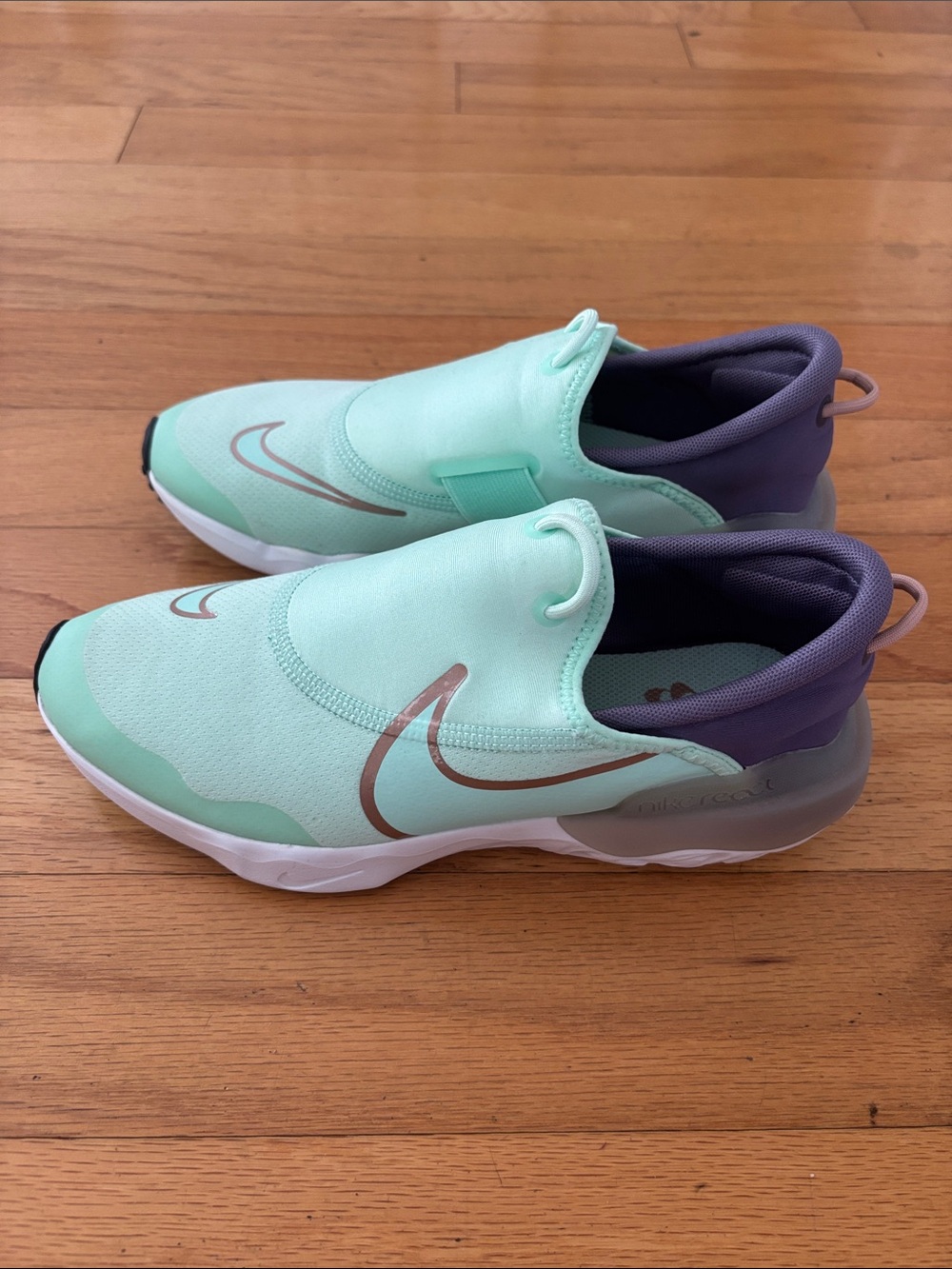 Nike Slip-On Air Flow in Mint Foam Canyon Purple